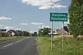Ein Ortsschild in zwei Sprachen: Raszowa ist Polnisch und Raschowa Deutsch.
