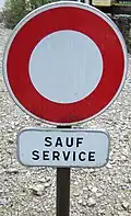 Dieses Schild erheitert deutsche Touristen. Es bedeutet: Dienstfahrzeuge ausgenommen.