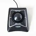 Ein Trackball: Bewegt wird nicht das Gerät selbst, sondern die Kugel.