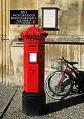 Ein Postkasten der Royal Mail, der Post von Großbritannien