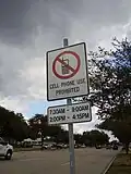 Dieses Schild in den USA erinnert daran, dass man beim Autofahren das Handy nicht nutzen darf.