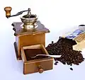 Mit einer Kaffeemühle kann man Kaffeebohnen von Hand mahlen.