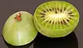 Eine solche Frucht nennt man Baby-Kiwi oder Kiwi-Beere.