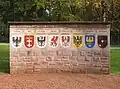 Die Wappen der früheren Ostgebiete auf einem Friedhof in Bielefeld