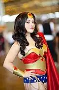 Diese Frau ist Fan von Wonder Woman.