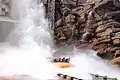 Eine Wildwasserbahn mit größeren Booten.