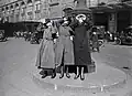 In Paris im Jahr 1921: Diese drei Frauen schauen sich mit getönten Gläsern eine Sonnenfinsternis an.