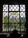 Der Heilige Geist auf einem Glasfenster in einer Kirche