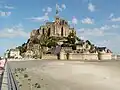 Der Mont-Saint-Michel ist eine Gezeiteninsel in Frankreich, auf der eine Abtei steht. Eine Insel ist die Gezeiteninsel nur bei Flut.