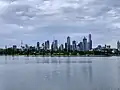 Die Skyline von Melbourne, also der Anblick mit den Wolkenkratzern in der Innenstadt