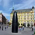 Diese merkwürdige Statue ist eine Uhr. Einzelne Teile drehen sich in 1 Minute, 1 Stunde und 12 Stunden.
