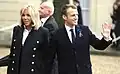 Emmanuel Macron zusammen mit seiner Ehefrau Brigitte.