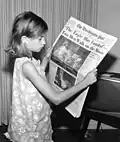 Ein Mädchen im Jahr 1969: Die Zeitung berichtet von der ersten Mondlandung.