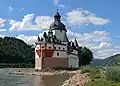 Die Burg Pfalzgrafenstein liegt nicht auf einem Berg, sondern auf einer Insel im Rhein.