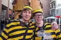 Zwei Freunde haben sich als Daltons verkleidet, in der belgischen Stadt Löwen beim Karneval
