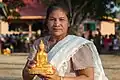 In Laos auf einem Fest zum neuen Jahr: Diese Frau hält eine Buddha-Statue.