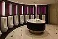 Für Männer, die nur mal pinkeln müssen, gibt es das Pissoir oder Urinal. Diese stehen in Tokio.