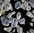 Körner aus Quarzsand unter dem Mikroskop, 200-fach vergrößert