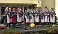 Ein Chor in traditioneller Kleidung