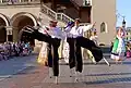 Tanzen auf Stelzen: eine Gruppe aus Kiew auf einem polnischen Straßenfestival.