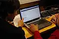 Ein Designer und ein Nutzer probieren eine Internetseite aus.