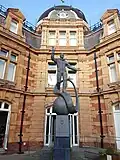 Diese Statue steht bei der Königlichen Sternwarte in Greenwich, London.