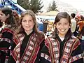Studentinnen in Nationaltracht: Mehr als die Hälfte der Bevölkerung gehört einheimischen Völkern an.