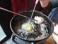 Beim Fondue Bourguignonne werden dicke Fleischstücke in heißem Öl gegart.