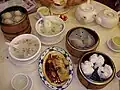 Ein Frühstück mit Dim sum und Reissuppe aus Hongkong