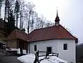 Die Kapelle und links davon die Klause