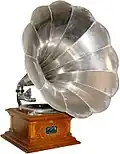 Ein Grammophon hatte einen großen Trichter, aus dem der Schall kam.