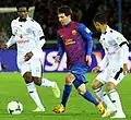 Messi dribbelt sich an zwei Spielern des arabischen Fußballvereins Al-Sadd vorbei.