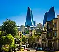 In der Hauptstadt Baku liegen alte und neue Gebäude dicht beieinander.