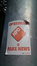 Ein Aufkleber in den Niederlanden: Angeblich ist das öffentliche Fernsehprogramm nur „fake news“.