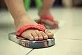 Ein Fuß in Flipflops