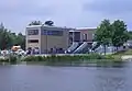 Ein modernes Pumphaus, das die Polder trocken hält
