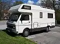 Ein Wohnmobil oder „Camper“, also ein Auto, in dem man auch wohnen kann.