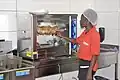 Hähnchen in einem Fastfood-Restaurant im Land Elfenbeinküste, in Afrika