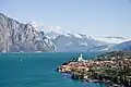 Am Gardasee in den Alpen. Hier sieht man die Altstadt von Malcesine mit der Scaligerburg.