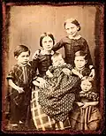 Ein Foto mit sechs der acht Kinder