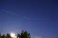Einige künstliche Satelliten, wie die ISS, kann man mit bloßem Auge von der Erde aus sehen. Man sieht einen hellen Punkt, der nicht blinkt, über den Nachthimmel ziehen.