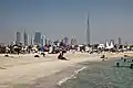 Strand und Hochhäuser in Dubai, darunter das höchste Gebäude der Welt.