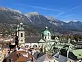Der Dom von Innsbruck mit Bergen im Hintergrund