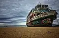 Ein verlassenes Boot am Strand von Rio Sado