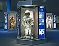 Eine Ausstellung, wie früher Anzüge von Astronauten ausgesehen haben