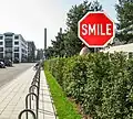 Auf diesem Schild steht nicht Stop, sondern das englische Wort für „Lächeln“.