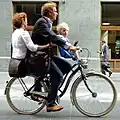 Die Räder vom Fahrrad wirken auch wie zwei Kreisel: je schneller man fährt, desto stabiler bleibt das Rad aufrecht.