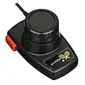 Kein Joystick, sondern ein Paddle von Atari: Man konnte den Knopf drehen für ein Spiel wie Pong.