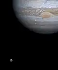 Oben groß sieht man den Planeten Jupiter, unten ist einer seiner Monde: Europa.