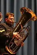 Die Tuba ist auch in der Armeemusik beliebt.